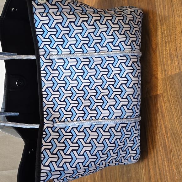 Chic Blue and Pink Geometric Tote - Picture 6 of 12